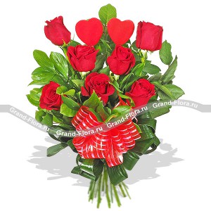 Букет красных роз с декоративными сердцами по акции